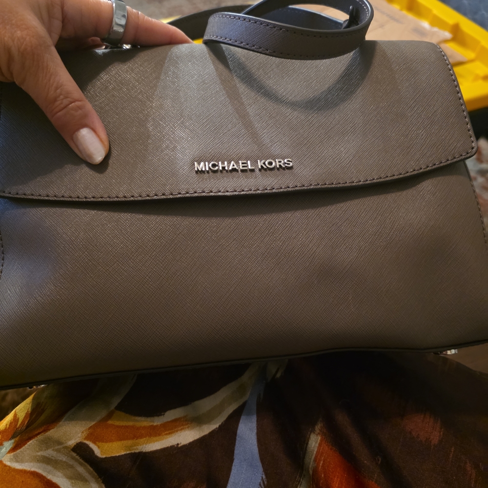 MICHEAL KORS AVIA NEW.....Michael Kors Gray Women's Bag